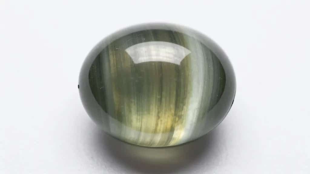 cat’s eye chrysoberyl cabochon with vivid chatoyancy strip