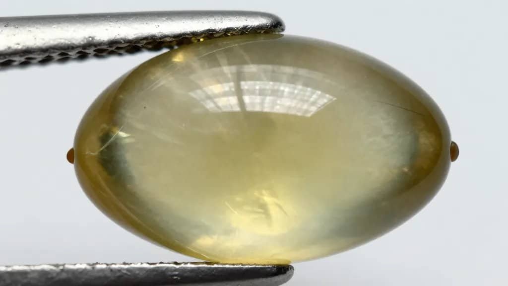 macro shot of chrysoberyl cat’s eye with sharp centered chatoyancy